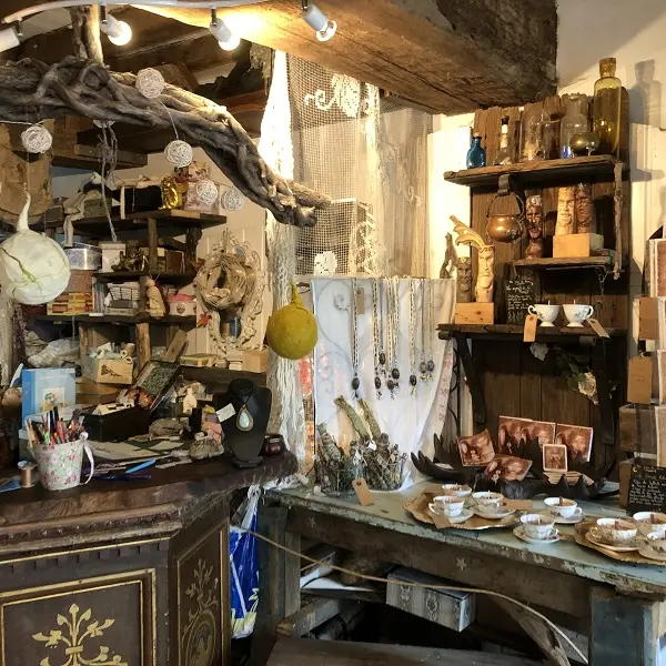 boutique_artisanat_forges_clinique_poupées_Trehorenteuc_DestinationBroceliande