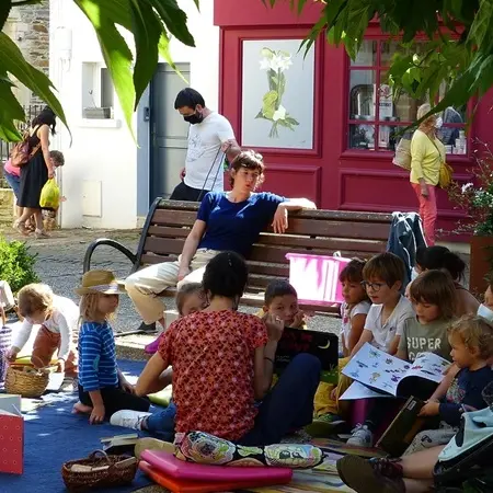 Lectures au Marché-Malestroit-été-2025