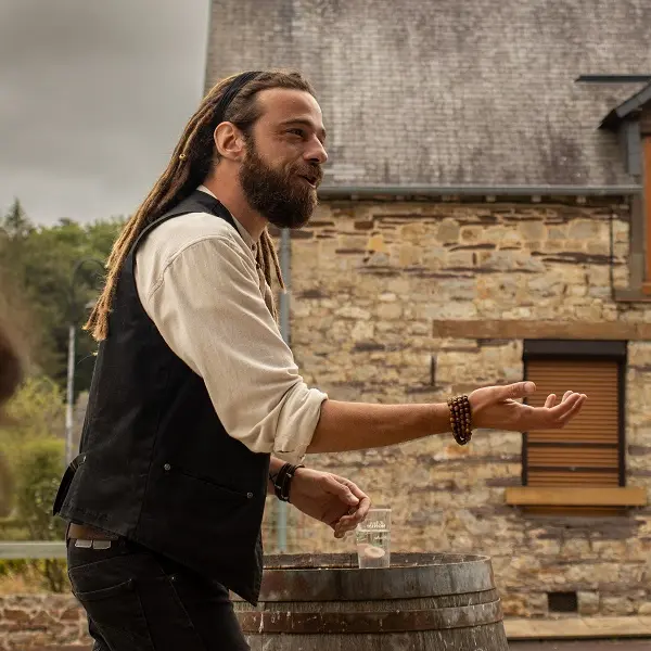 Jean-Le-Raconte'Art_Les_Saltimbranques_contes_animations_DestinationBroceliande