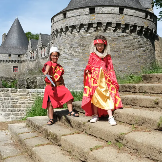 Les enfants en costume médiéval