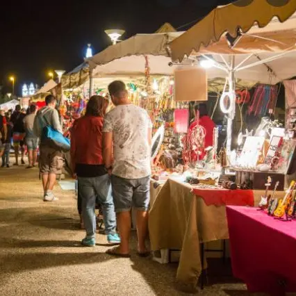 Marché nocturne d'artisanat local