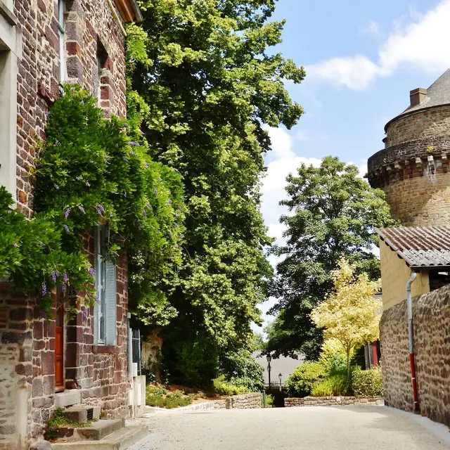 Tour ancienne cité médiévale Montfort-sur-Meu Petite cité de caractère