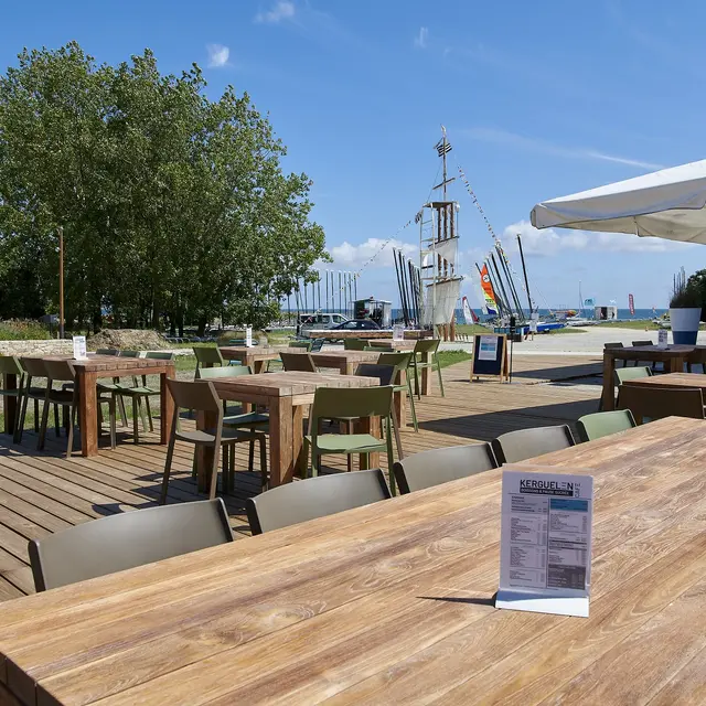 a-2-pas-de-la-plage-et-vue-mer-le-kerguelen-cafe-a-larmor-plage-proche-lorient-bretagne-sud-morbihan-56-16171