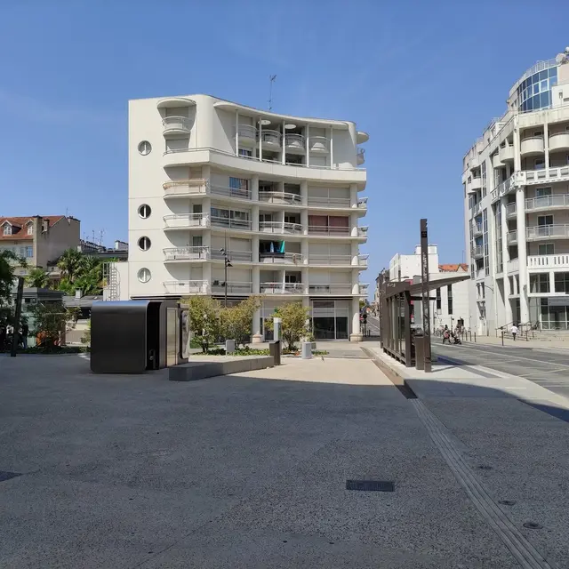 Toilettes Place d'Espagne Pau