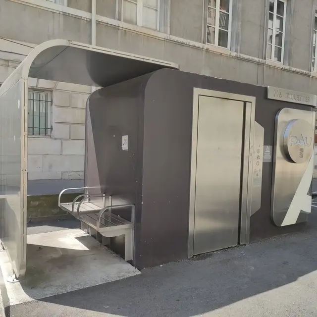 Toilettes place de la Libération Pau