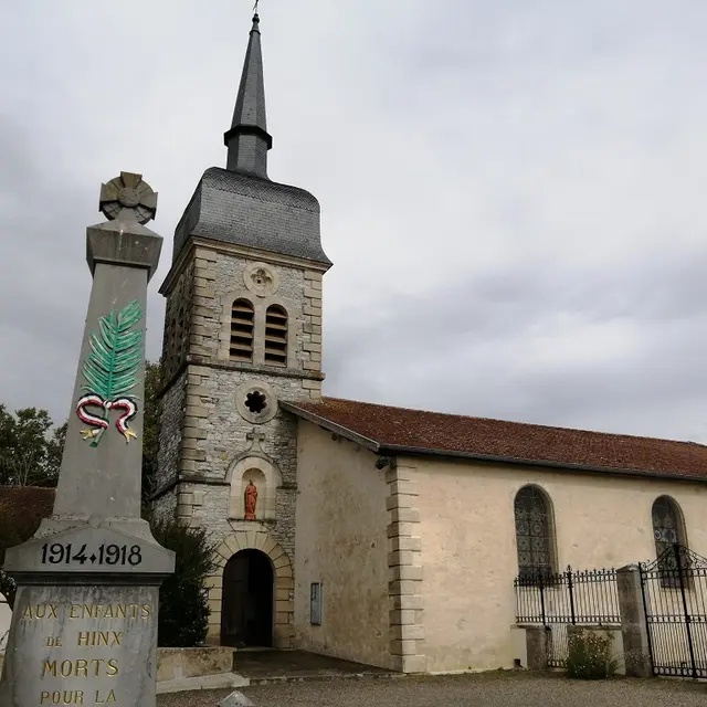 Eglise - Hinx - Façade Monument aux Morts