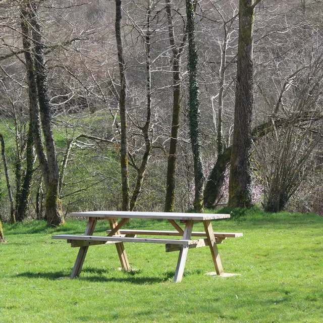 Espartignac - Table de pique nique POC © J Lautrète