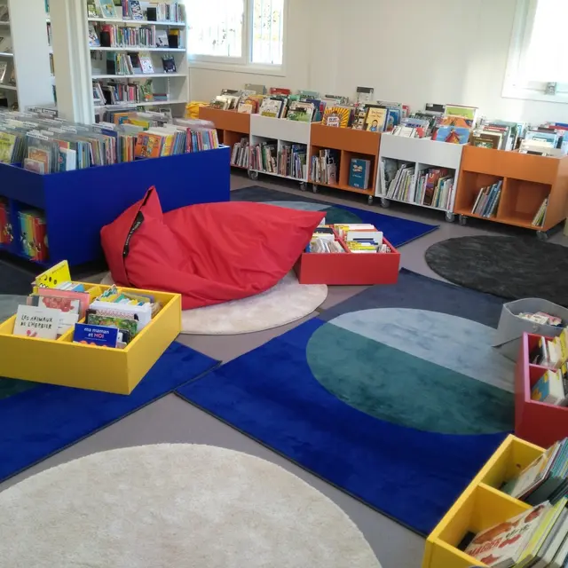 Médiathèque - Gan - coin lecture tapis coussins