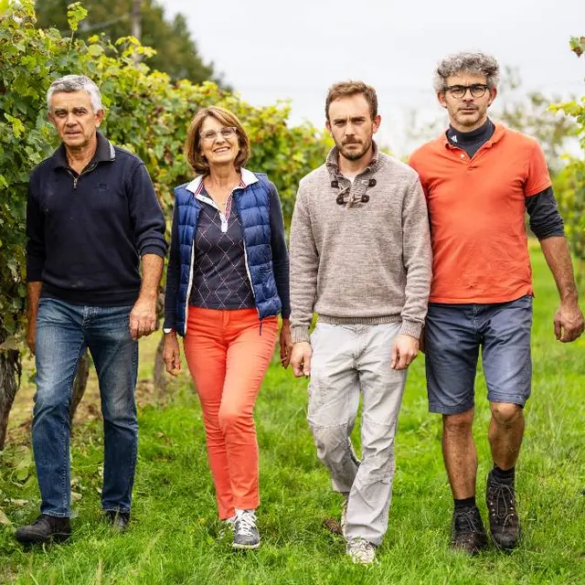 Moulin Caresse_famille dans rang de vigne