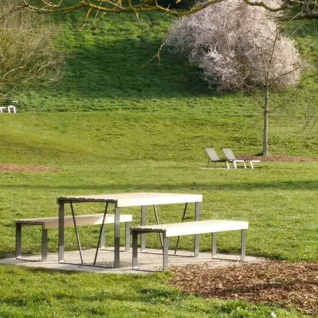 Lescar - plateau sportif - tables de pique nique