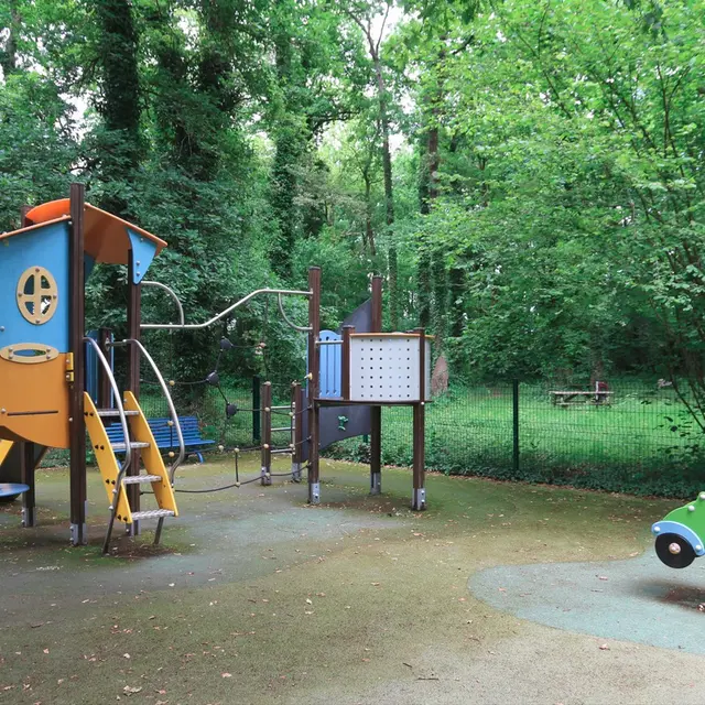 Aire de jeux - lons - vue d'ensemble