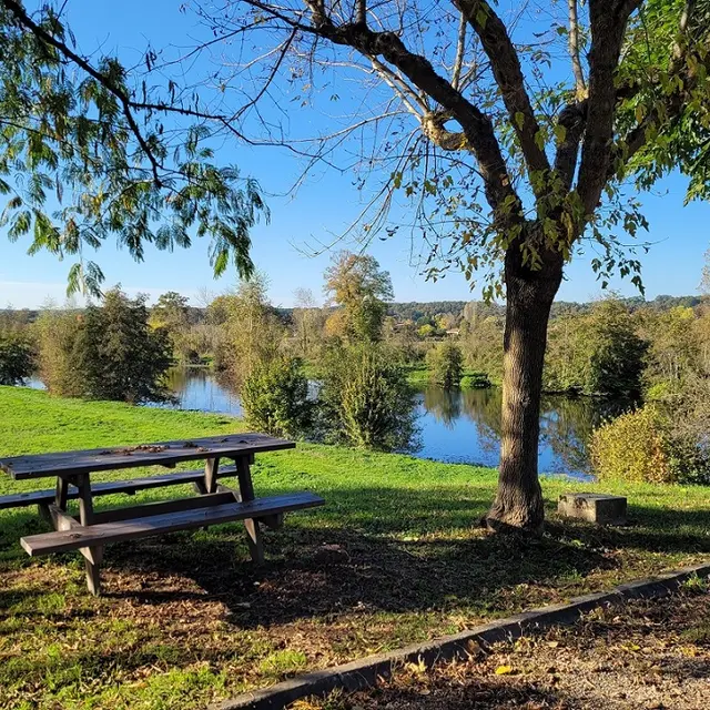 aire camping car avec vue sur la rivière Isle