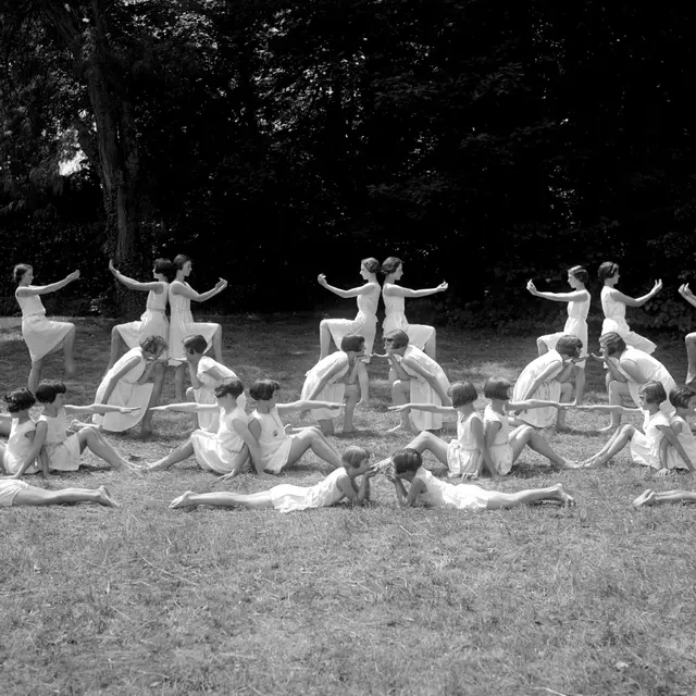 (15)Bte. 1180 PV18x24-Mme Pomès gymnastique juillet 1934
