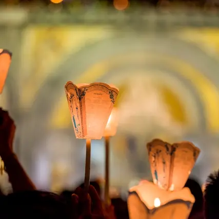 Flambeaux gros plan HD 2015 © P. Vincent-OT Lourdes