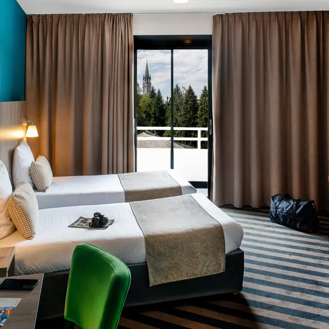Hotel Panorama 4 étoiles international entrée sanctuaire Lourdes Pyrénées – 4 stars close Sanctuary