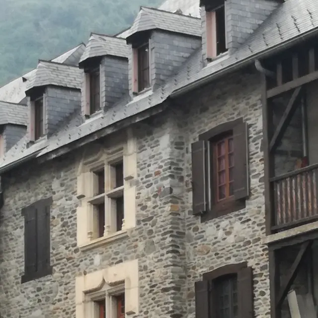 Façade à Saint-Lary