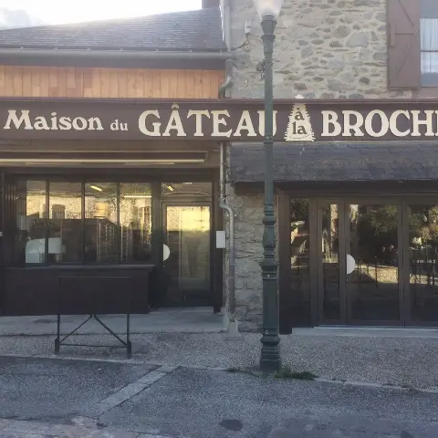 MAISON GATEAU A LA BROCHE PRISE PAR OT