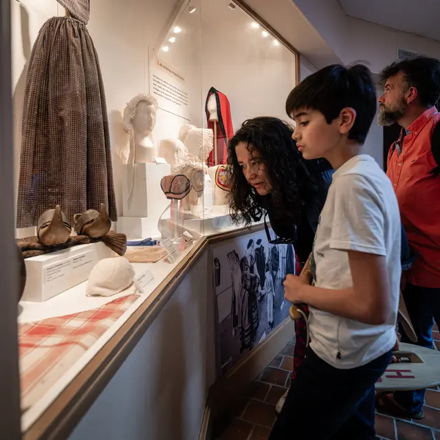 Photo famille musée ©Yohan Espiaube