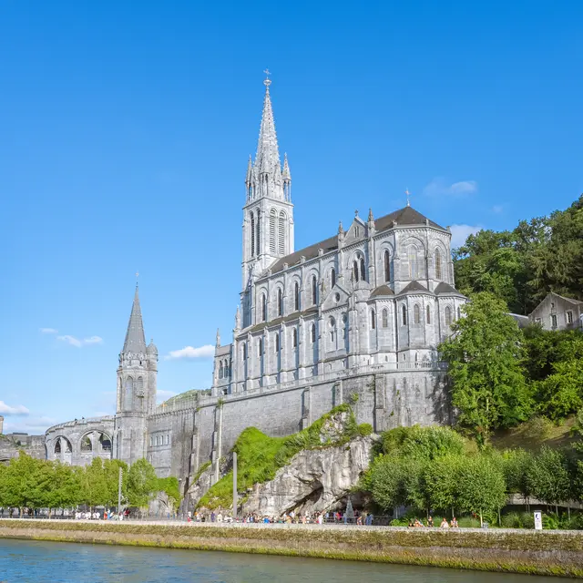 Vue générale basiliques et grotte 2