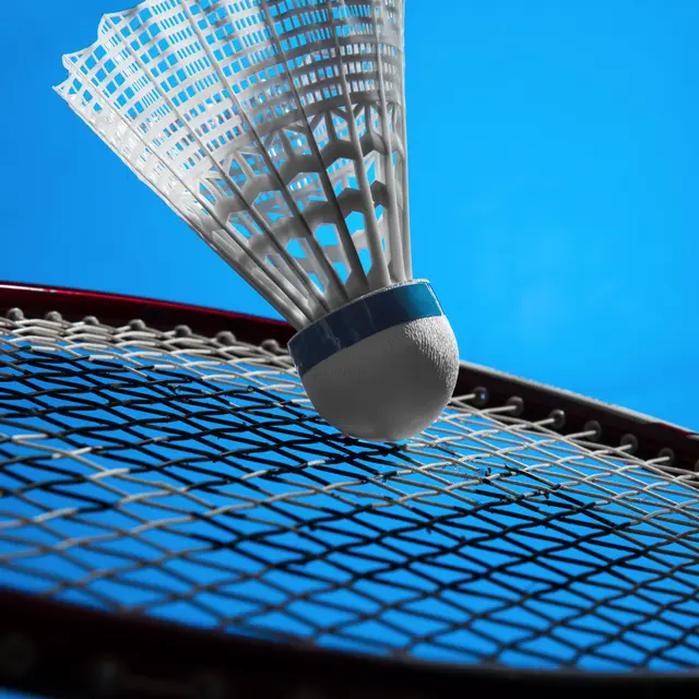 concept-de-badminton-avec-eclairage-spectaculaire