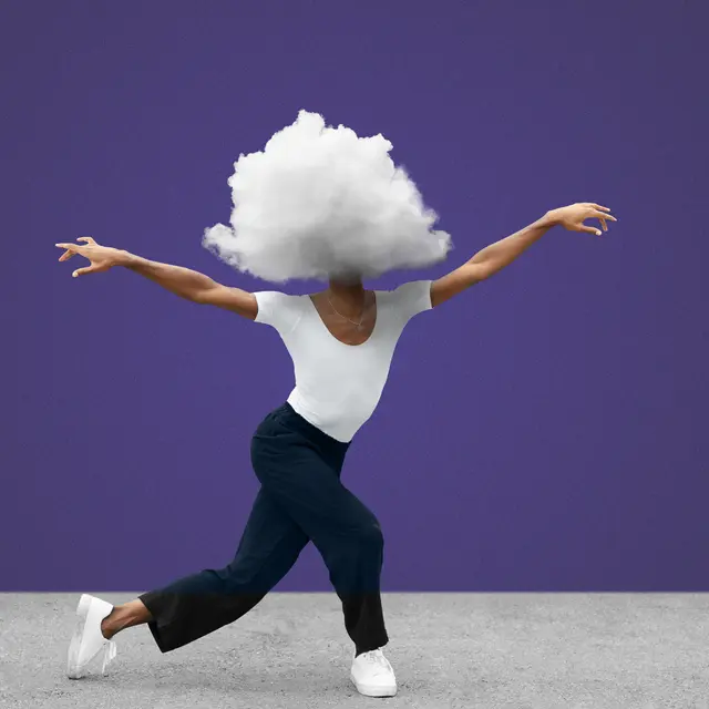 femme-avec-tete-en-forme-de-nuage-dansant-plein-coup