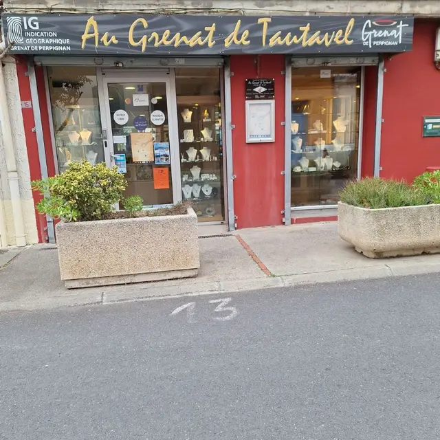 AU GRENAT DE TAUTAVEL VITRINE