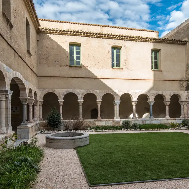 Le linteau de l'abbaye de Saint-Génis-des-Fontaines