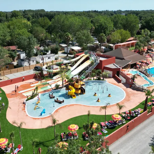 Drone parc aquatique vue latérale