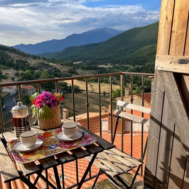 Depuis le balcon : vue sur la vallée et le Canigó