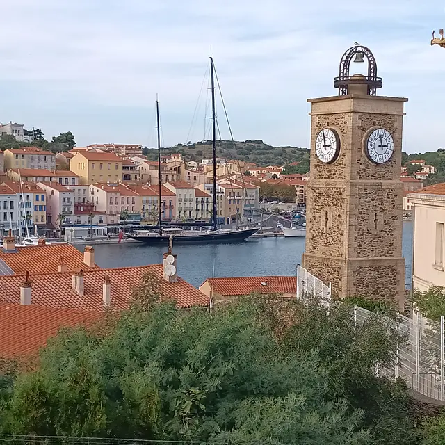 Vue port avec voilier