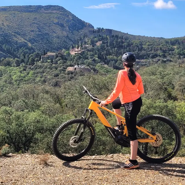 femme-velo-jaune-montagne-loca-e-bike-ille-sur-tet