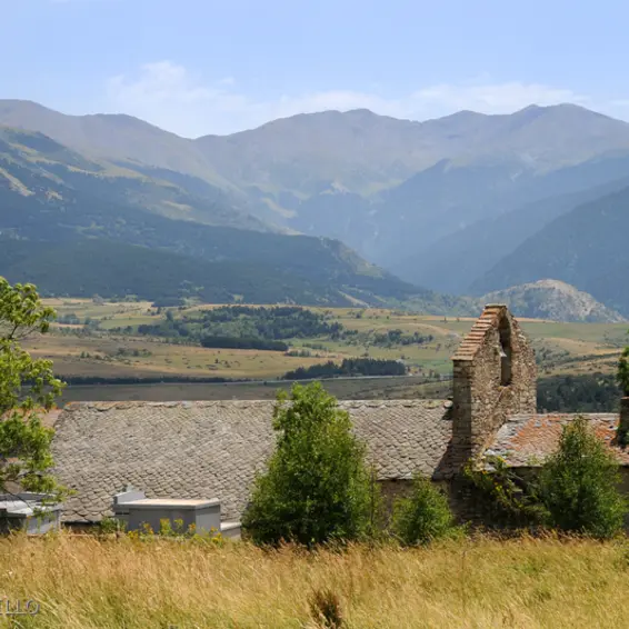 L'église de Via avec le Puigmal en arrière plan_1