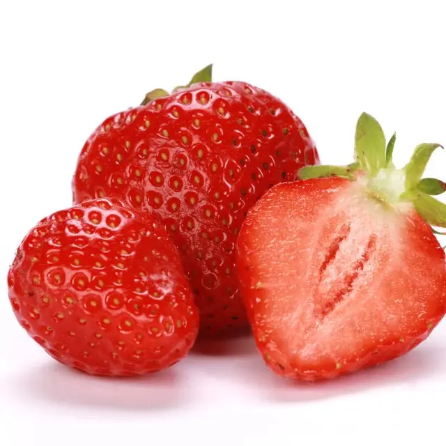 gros-plan-de-fraises-mures-fraiches-isolees-sur-une-surface-blanche