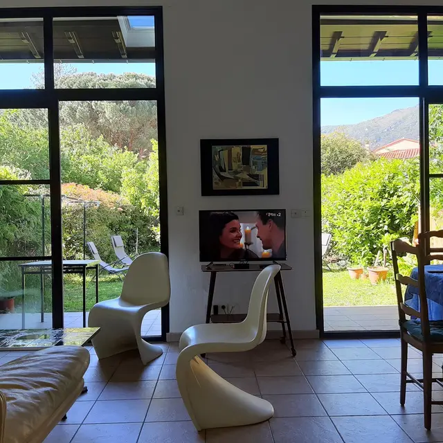 Le séjour donne sur le jardin, au loin l'Albera