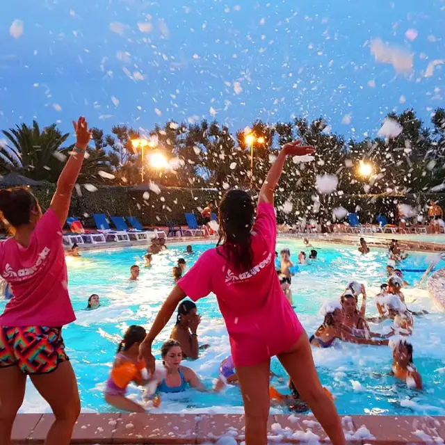 location-vacances-azureva-saint-cyprien-animation-piscine