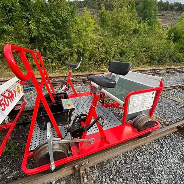 photo vélo rail du train rouge