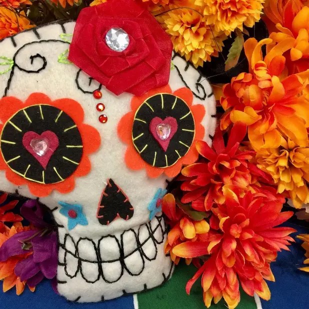 970364-un-dia-de-muertos-a-paris-au-parc-floral-le-rendez-vous-festif-pour-halloween