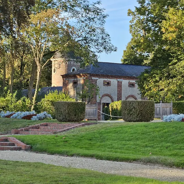 vue du pigeonnier depuis le jardin à la française