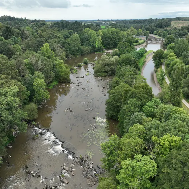 Le site de Montgiroux depuis la chaussée du moulin des Communes