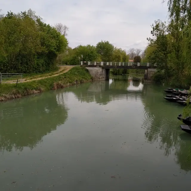 Aire de pique-nique sur le canal proche de l'embarcadère