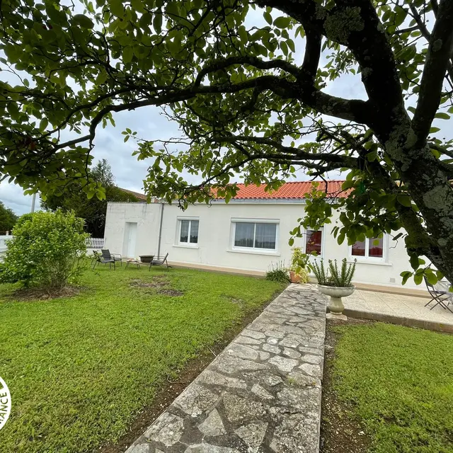 Gîtes agréé Gîtes de France dans le PNR Marais Poitevin : Façade et terrasse_1