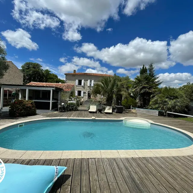 Gîte agréé Gîtes de France dans le PNR Marais Poitevin : Piscine chauffée, jardin et façade_25