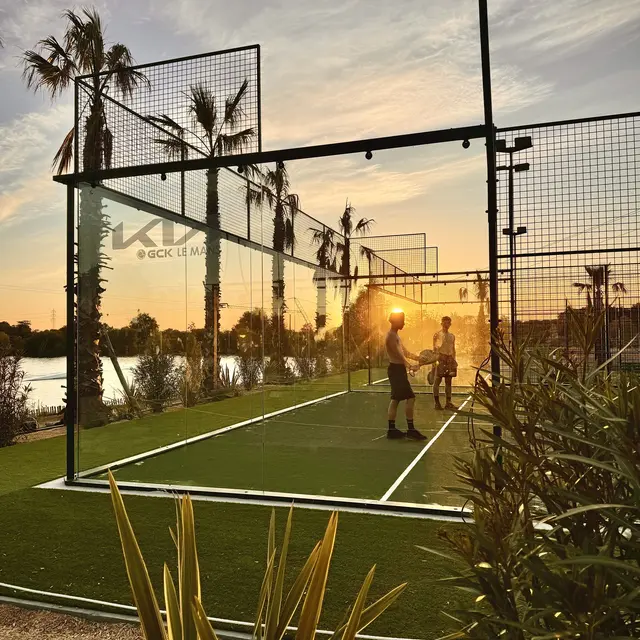 Terrain de Padel au coucher du soleil