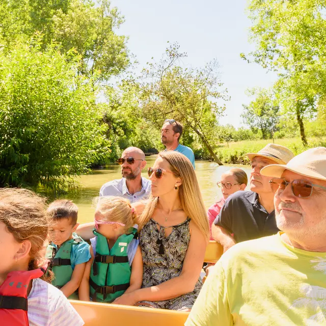 JD sur les traces des Moines bâtisseurs - au fil de l'eau en barque guidée