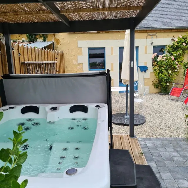 Gîte l'Orée du Bois_Vaas_jacuzzi devant le gîte
