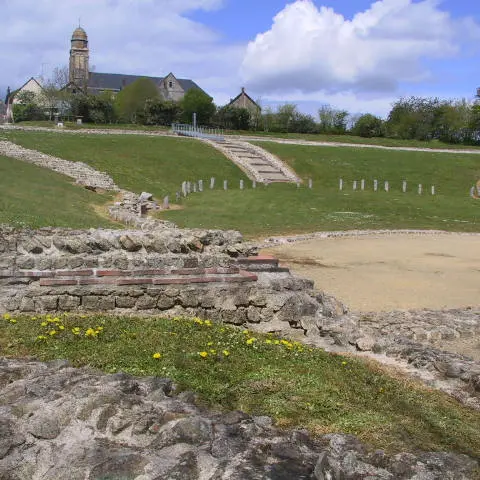 JUBLAINS - CHÂTEAUX ET ÉTANGS