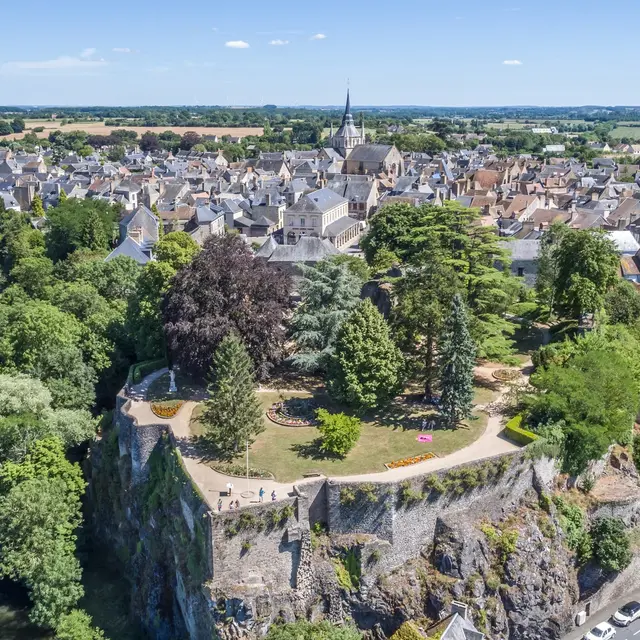 Vue aérienne du parc du Chateau de Fresnay-sur-Sarthe