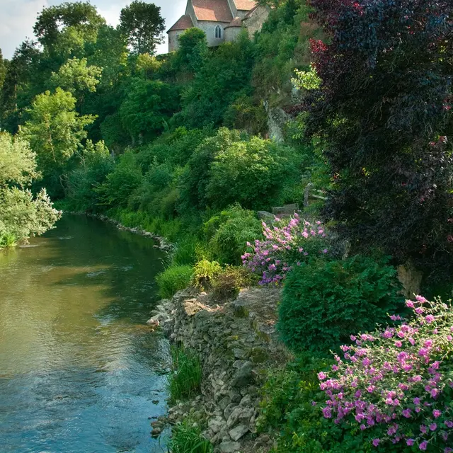 La rivière Sarth et l'Église de Saint-Céneri-le-Gérei