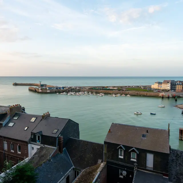 Vue sur le port, la mer, la falaise depuis la villa