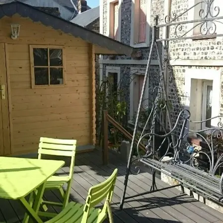 ©Mme CHICOT - TERRASSE AVEC SALON DE JARDIN